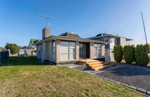Two Mile Bay House | Taupo Escape! - 7 Min Walk to the Lake and Sail Club