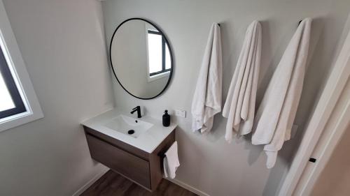 Two Mile Bay House | Taupo Escape! - 7 Min Walk to the Lake and Sail Club