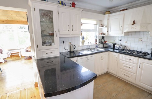 Carraroe Cottage | TEACH TEOLAI, pet friendly, with open fire in Carraroe, County Galway