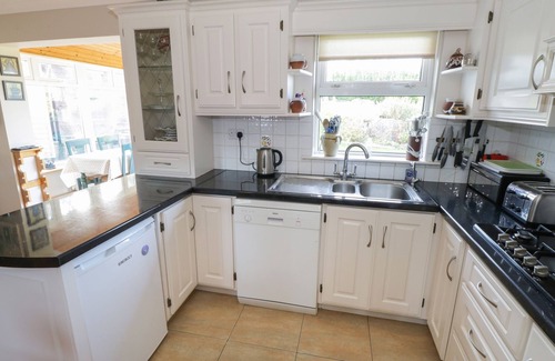Carraroe Cottage | TEACH TEOLAI, pet friendly, with open fire in Carraroe, County Galway