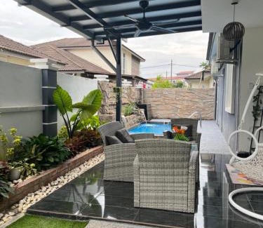 Durian Tunggal House | Teratak DKrubong Homestay with Private Pool