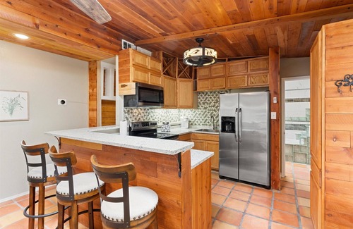 Northeast Heights House | Terra Cotta, 1QN, 1 Futon, near I-25/I-40