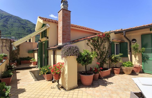 Castellammare di Stabia Apartment | Tetto Fiorito: Your home away from home