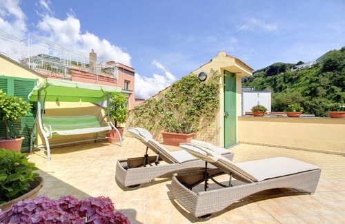 Castellammare di Stabia Apartment | Tetto Fiorito: Your home away from home