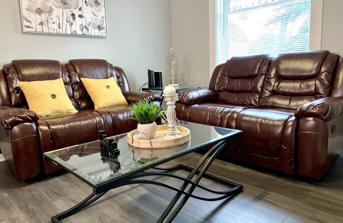 Niagara Falls House | Texas Hold-em Duplex- 3BR Free Parking