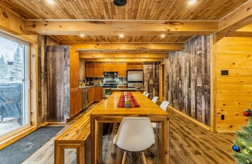 Lantier Ski Chalet | The Escapade - Private hot tub with pool table 6BR