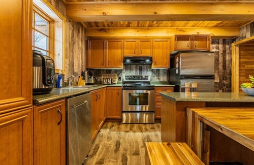 Lantier Ski Chalet | The Escapade - Private hot tub with pool table 6BR