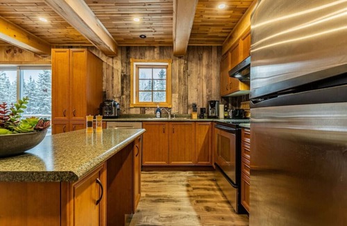 Lantier Ski Chalet | The Escapade - Private hot tub with pool table 6BR
