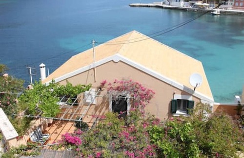 Frourion House | THALASSA. Unique location, one min from the beach!