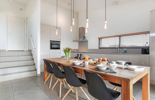 Ouddorp House | The 4-person Villa Super VIP features a luxurious and comfortably furnished interior with a direct waterfront location, various terraces offering unobstructed views over the water.