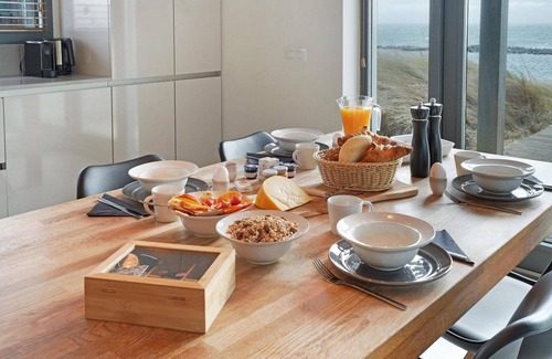 Ouddorp House | The 4-person Villa Super VIP features a luxurious and comfortably furnished interior with a direct waterfront location, various terraces offering unobstructed views over the water.