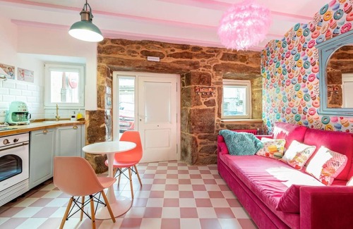 Corcubion Apartment | The 50's Suite. Barbie's summer house. Bathtub and jukebox