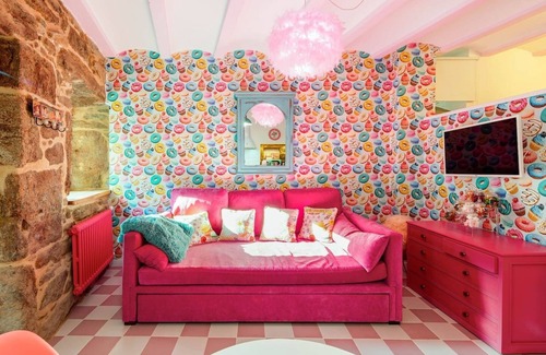 Corcubion Apartment | The 50's Suite. Barbie's summer house. Bathtub and jukebox