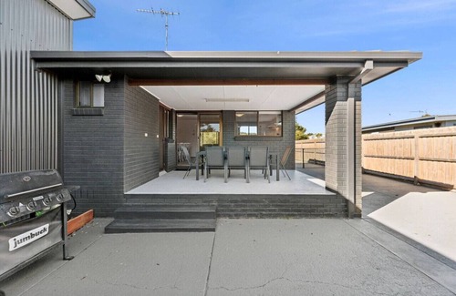 St Leonards House | The Absolute Beach Escape For 21