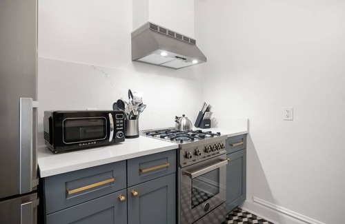 Hyde Park Apartment | The Adaline 3 Hyde Park Apt Steps to Bayshore