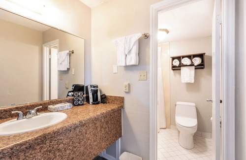 Ocracoke Hotel | The Anchorage Inn and Marina