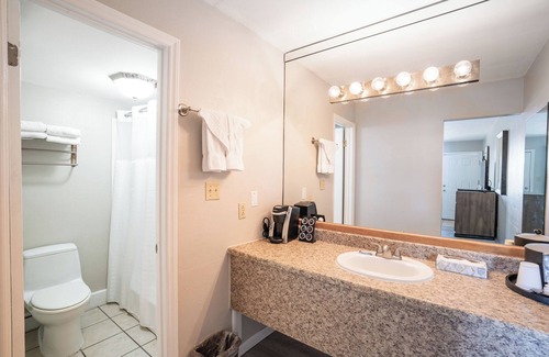 Ocracoke Hotel | The Anchorage Inn and Marina