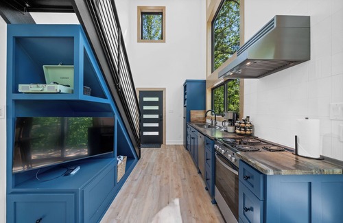 Hot Springs Cabin | The Arrow Treehouse - Sleeps 6