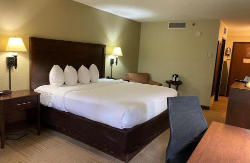 Quincy Hotel | The Atrium Hotel on Third
