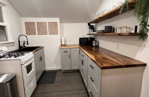 Snoqualmie House | The Barn ~Cozy escape & walking distance to town!