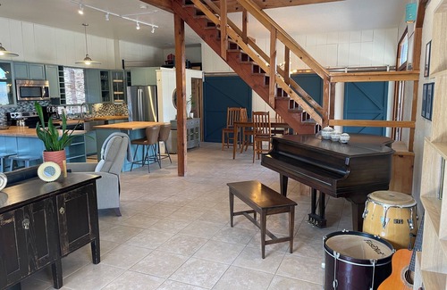Cottonwood-Verde Village House | The Barn - Spacious & Secluded Home with A/C and Pool on 2.5 Acres in Cottonwood