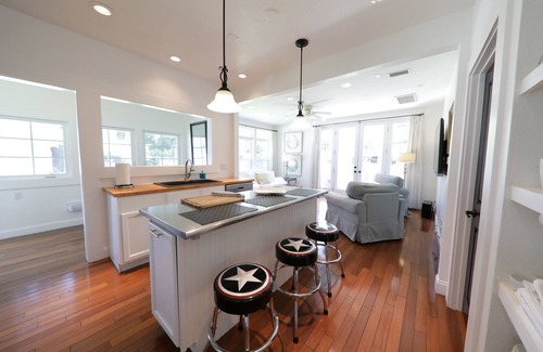 River District House | The Beautiful House 6/4.5 w/detached residence, Pets+ SUN & FUN, CLOSE TO BEACH