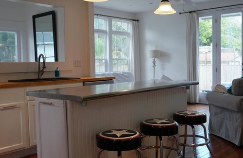 River District House | The Beautiful House 6/4.5 w/detached residence, Pets+ SUN & FUN, CLOSE TO BEACH