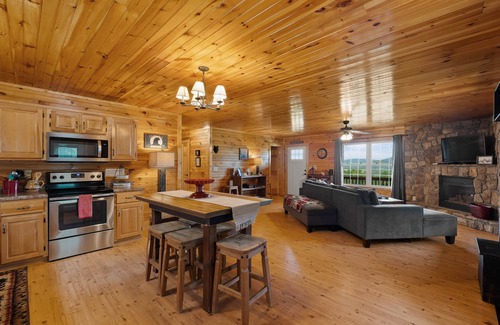 Stanley Cabin | The Black Bear Lodge: Amazing Mountain Views!