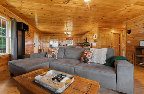 Stanley Cabin | The Black Bear Lodge: Amazing Mountain Views!