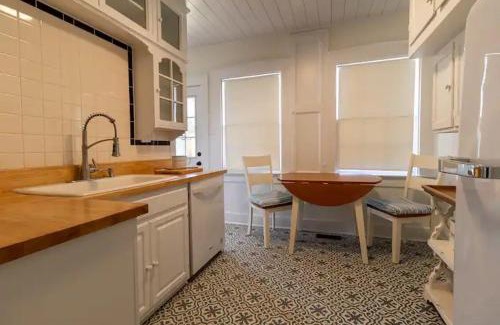 Augusta House | The Blake Cottage by StayLage