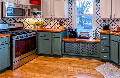 Bloomington House | The Blue Door Bungalow - Central & Walkable to Downtown & Indiana University