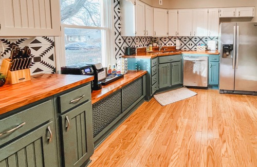 Bloomington House | The Blue Door Bungalow - Central & Walkable to Downtown & Indiana University