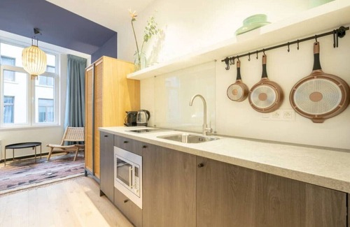 Sint-Andries Apartment | The Blue Parrot by SHWAY