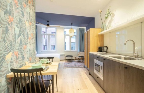 Sint-Andries Apartment | The Blue Parrot by SHWAY