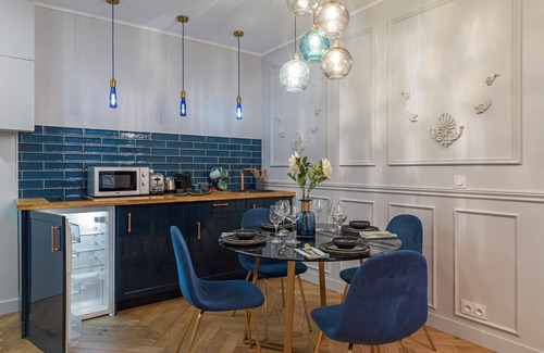 Chaillot Apartment | The Blue Pearl Suite