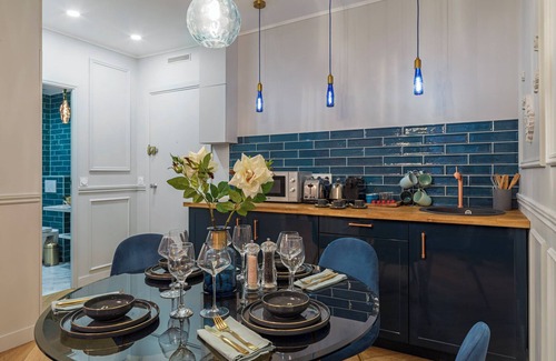 Chaillot Apartment | The Blue Pearl Suite