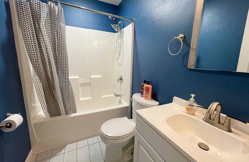 St. Robert House | The Blue Sage inn-Cozy home mins from post