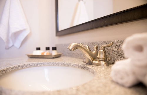 Manhattan Hotel | The Bluemont Hotel