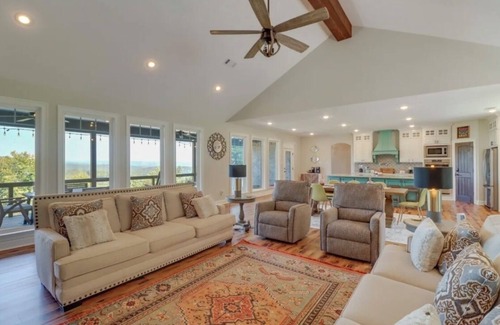 Edgemont House | “The Bluffs” A Family-Friendly Home w Deck & Breathtaking Lake View