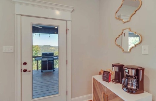 Edgemont House | “The Bluffs” A Family-Friendly Home w Deck & Breathtaking Lake View