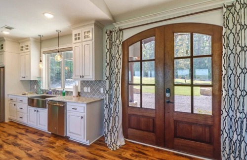 Edgemont House | “The Bluffs” A Family-Friendly Home w Deck & Breathtaking Lake View