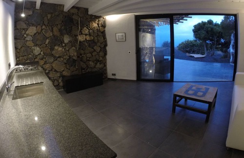 Maguez House | The Bodeguita house on a volcano with a guitar