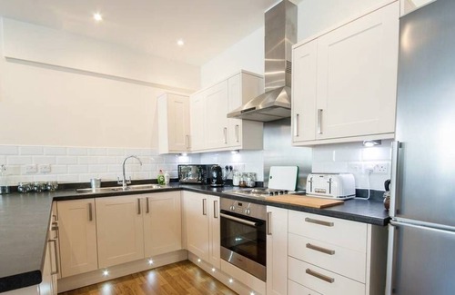 Bristol City Centre Apartment | The Broadmead Forest - Spacious City Centre 3BDR Apartment