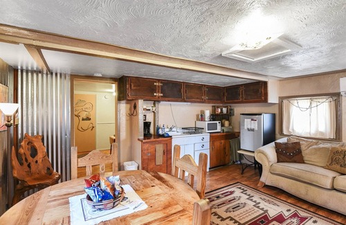 Parks Cabin | The Bunk House | Historic Cabin | Firepit | Pet-Friendly | Near Grand Canyon