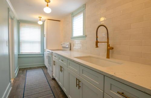 Newport Bed & Breakfast | The Burbank Rose Inn