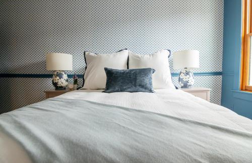 Newport Bed & Breakfast | The Burbank Rose Inn