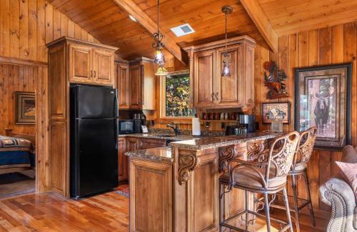 Branson Theater District House | The Cabin at Rock Canyon