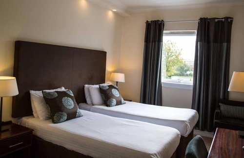 Bathgate Hotel | The Cairn Hotel