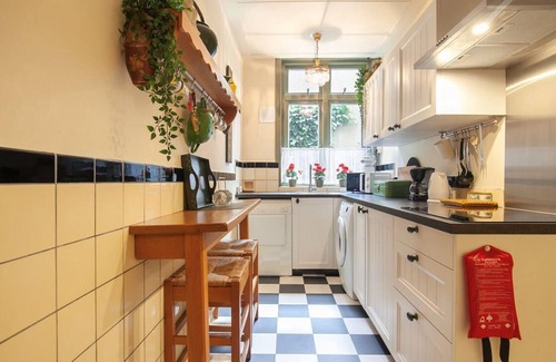 Lekkerkerk Bed & Breakfast | The Captain's Cabin with XXL bath and sauna on the river De Lek