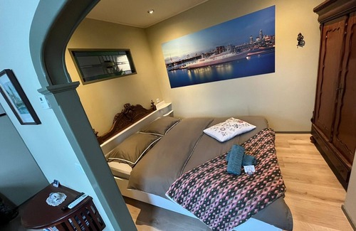 Lekkerkerk Bed & Breakfast | The Captain's Cabin with XXL bath and sauna on the river De Lek